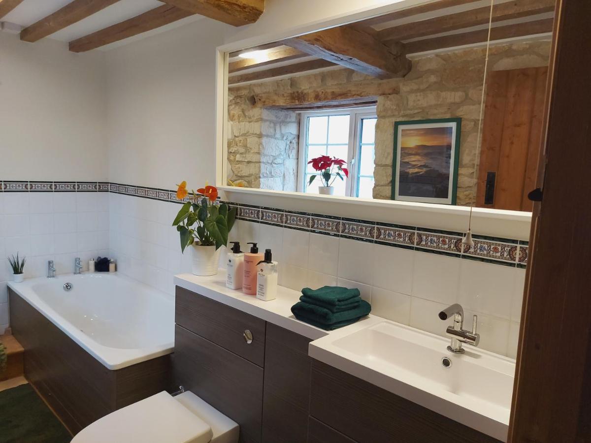 Thames Head Wharf - Historic Cotswold Cottage With Stunning Countryside Views Сайърънсестър Екстериор снимка