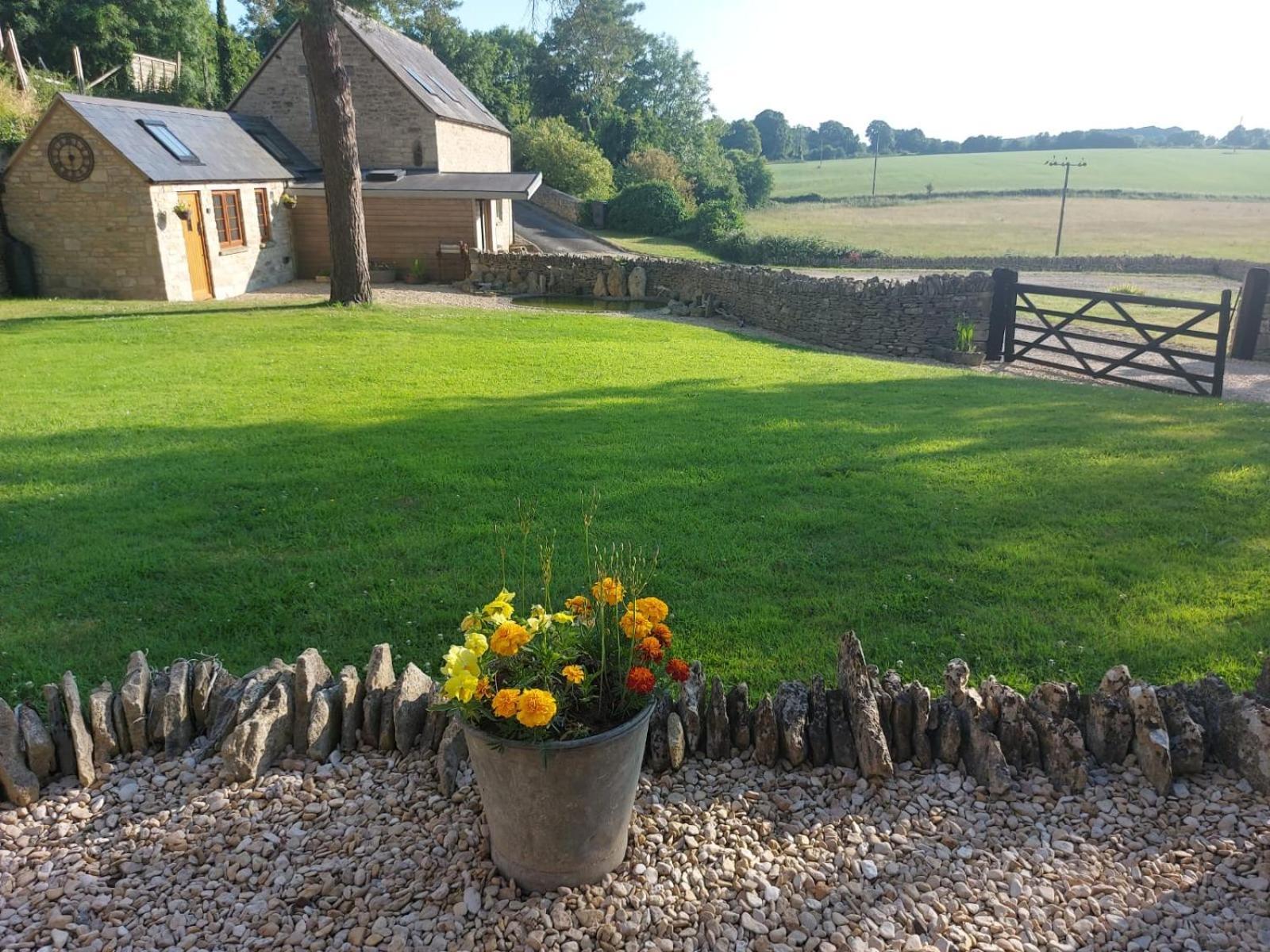 Thames Head Wharf - Historic Cotswold Cottage With Stunning Countryside Views Сайърънсестър Екстериор снимка