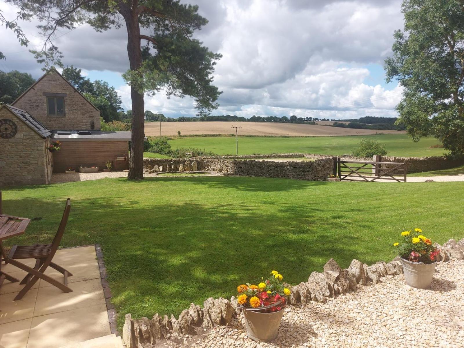 Thames Head Wharf - Historic Cotswold Cottage With Stunning Countryside Views Сайърънсестър Екстериор снимка